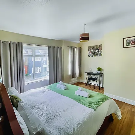 Home In Plaistow & Free Parking